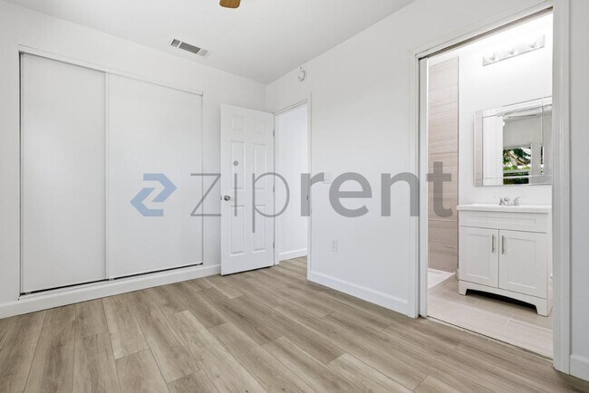 Building Photo - Unit