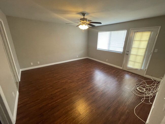 Building Photo - 3 Bed/ 2.5.Ba 2 story townhome , Gated Com...