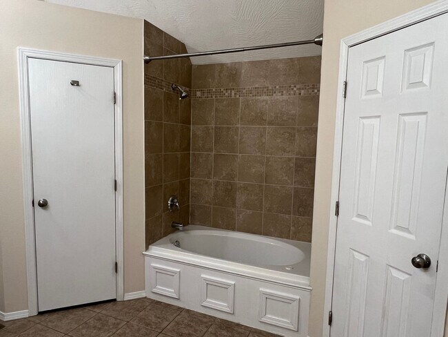 Building Photo - Republic Schools - Gorgeous 4 Bed 2 Bath 2 Car Garage For Rent