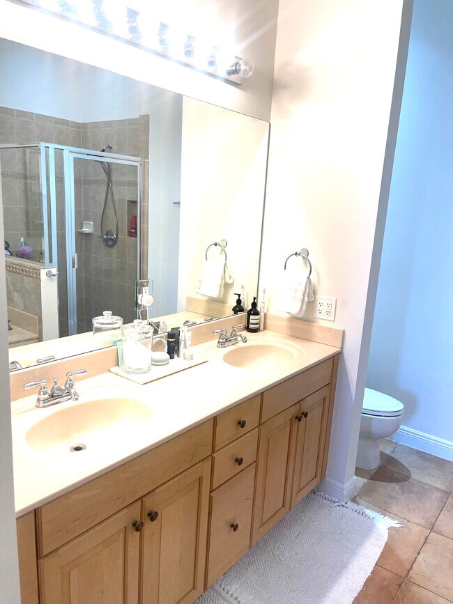 Master bathroom - 2745 1st St