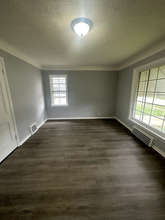 Building Photo - 4bd Single Maple Section 8