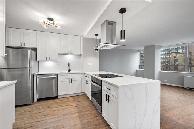 Building Photo - 5701 N Sheridan Rd