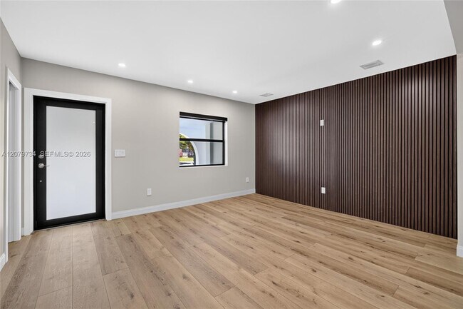 Building Photo - 1011 NW 30th Ct