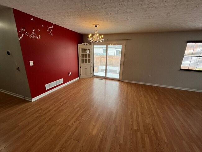 Building Photo - Fantastic 3 bedroom 2 bathroom single family home Johnstown