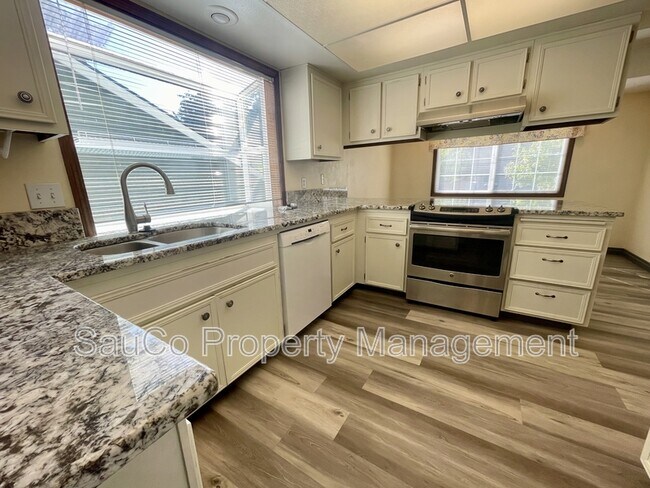 Building Photo - 324 SE 30th Ave