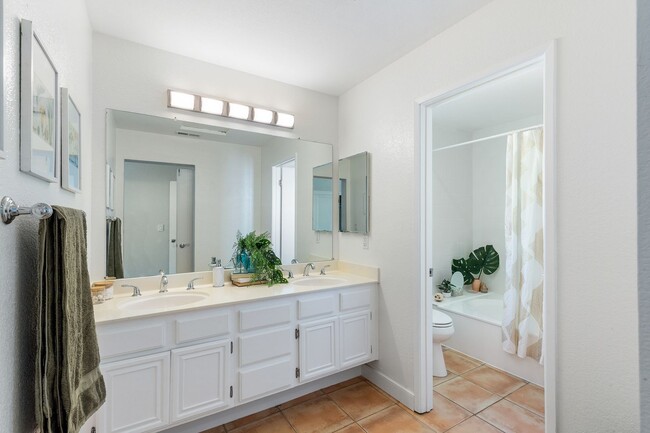 Building Photo - Spacious Alameda Brittany Bay Landing Town...