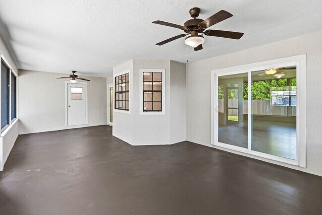 Building Photo - PENDING APPLICATION-Newly Renovated 3-Bedroom Home in Emerald Lake Colony – Move-In Special!