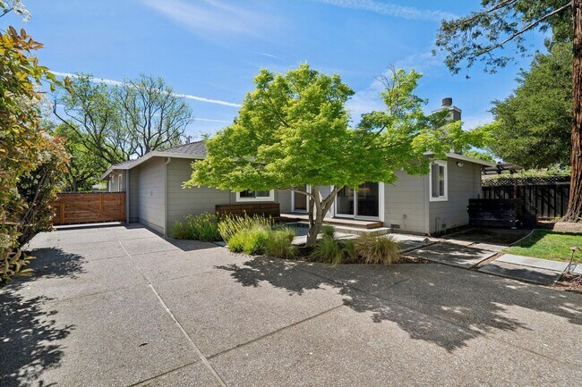 Building Photo - Spacious 3 bed 2 bath Home with Detached 1 bed 1 bath ADU in Los Altos!