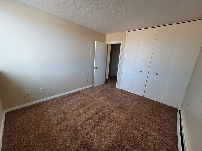 Building Photo - 805 S Circle Dr