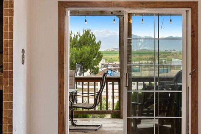 Building Photo - Spacious Bi-Level Home with Mountain & Lak...
