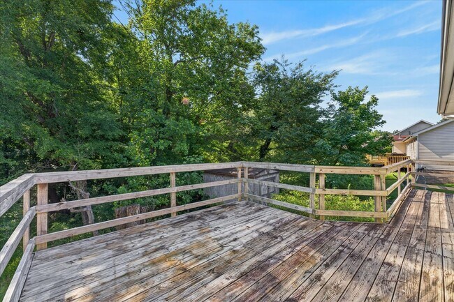 Building Photo - 727 Acorn Dr