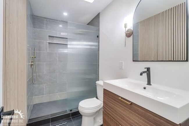 Building Photo - Modern 2Bdm 1Ba Apartment in the Azalea Pa...