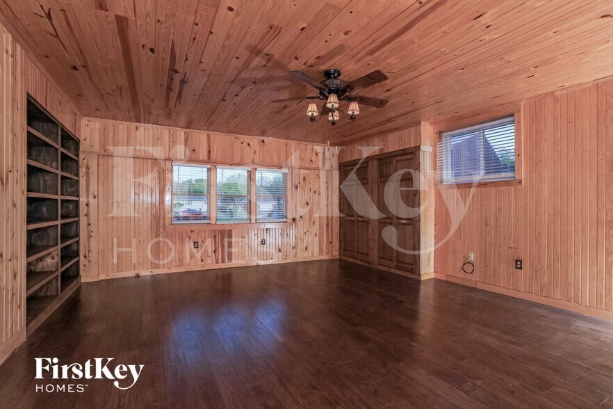 Building Photo - 1244 Day Cir E