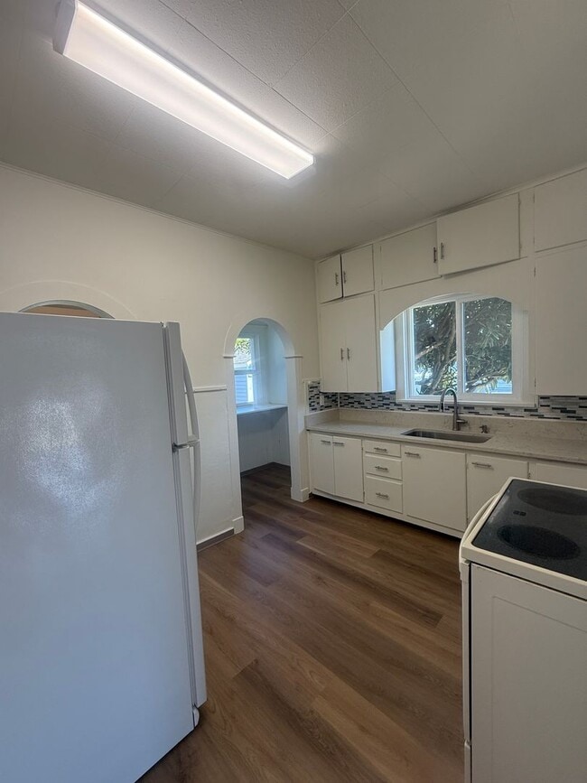 Building Photo - 3 Bed 1 Bath Newly Remodeled Pet Free Home...