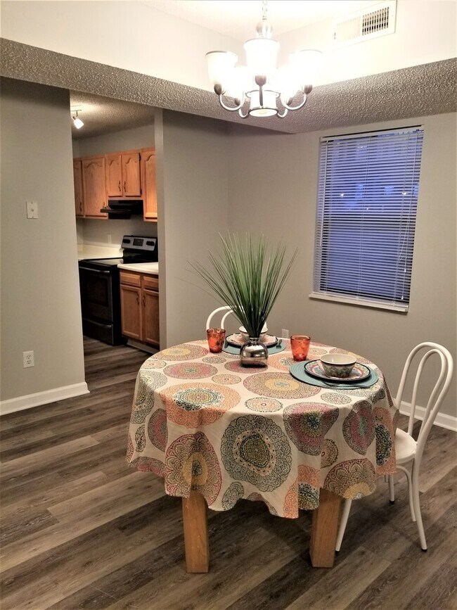 Building Photo - 8 - Hamilton Place