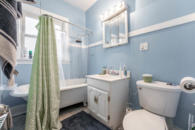 Building Photo - 2227 W Leland Ave