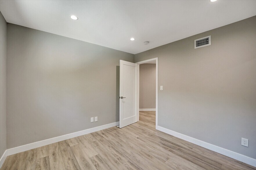 Building Photo - 5346 Tyrone Ave