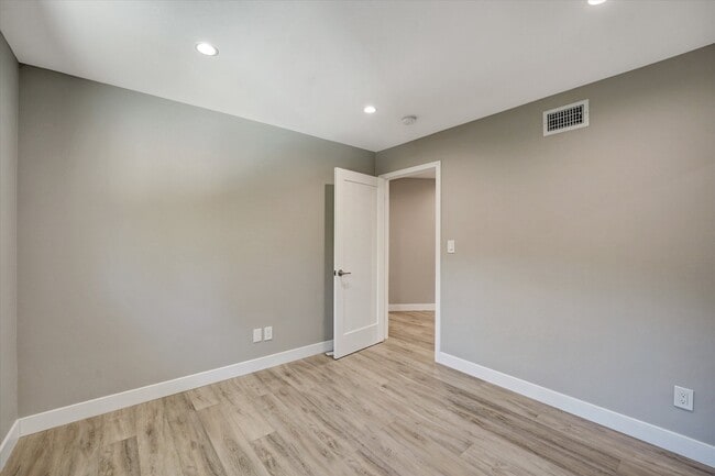 Building Photo - 5346 Tyrone Ave