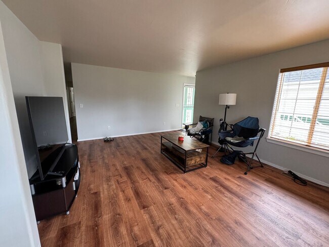 Building Photo - NEW LOWER RENT