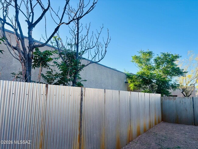 Building Photo - 4135 E Bellevue St