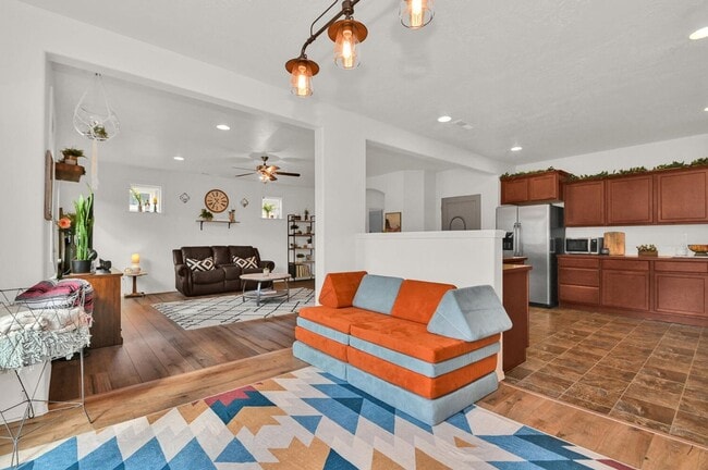 Building Photo - Gorgeous 4-Bdr with fully fenced yard in b...