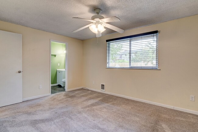 Building Photo - Welcome to this 3 Bed 2 Bath Home Close To Town