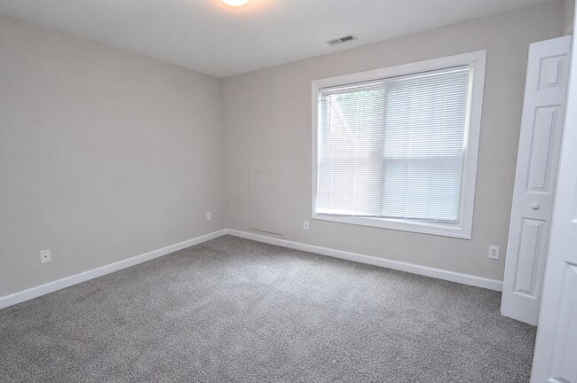 Building Photo - 3319 Philmont Dr