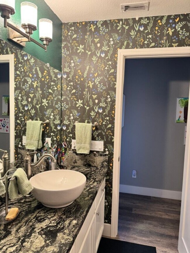 Building Photo - Beautiful Gold River home
