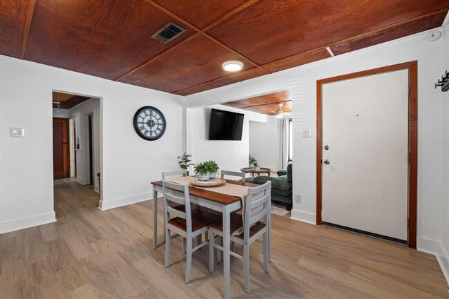 Building Photo - 1308 E 12th St