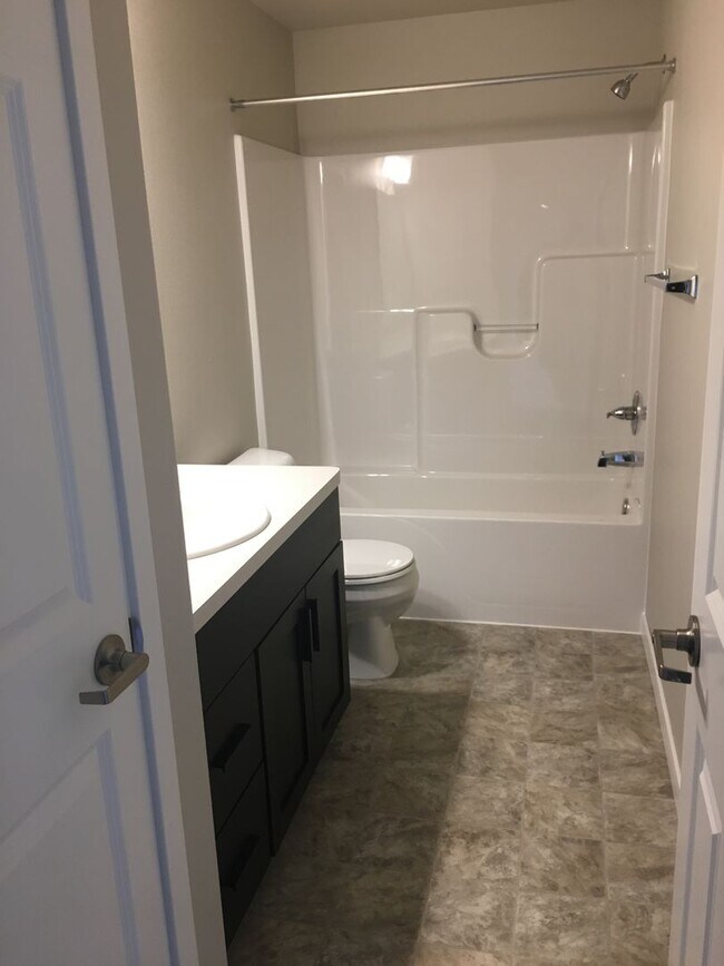 Building Photo - 4 Bed 2 Bath Single Family Home