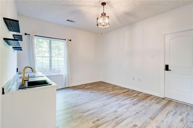 Building Photo - 3347 Camens Way NE