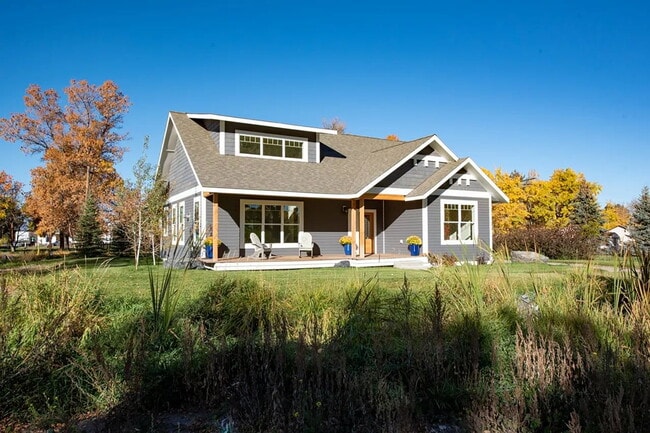 Building Photo - Beautiful and Spacious 3 Bed, 2.5 Bath Hom...