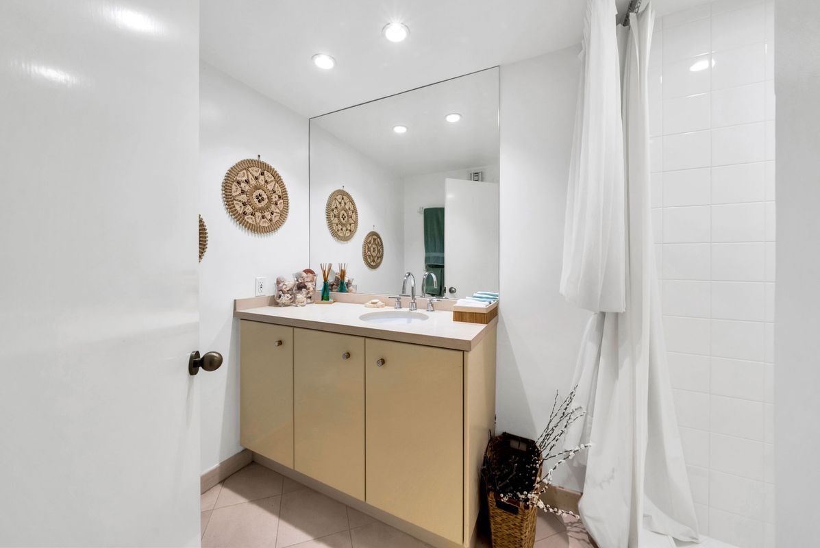 Building Photo - 7259 Hillside Ave