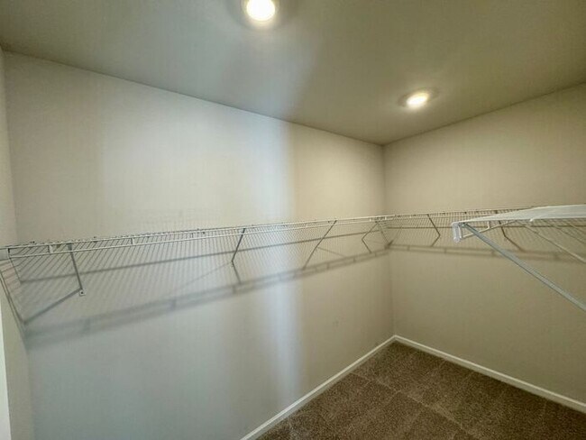 Building Photo - Great Athens location!