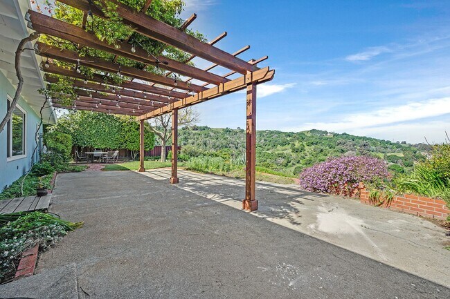 Building Photo - One level home Crockett, magnificent VIEWS