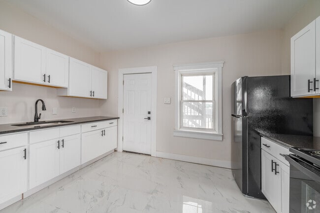 3BR, 1BA - 969SF - Kitchen - Royal Midtown