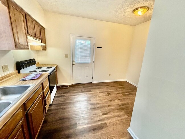 Building Photo - 2 Bedroom Duplex within walking distance o...
