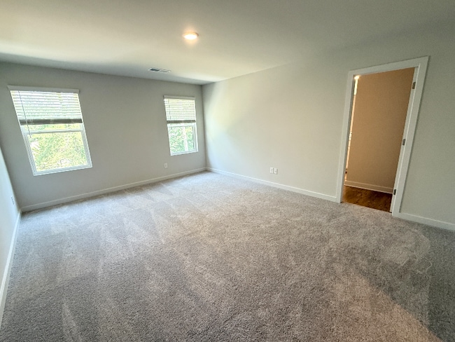 Building Photo - 1002 The Ln NE