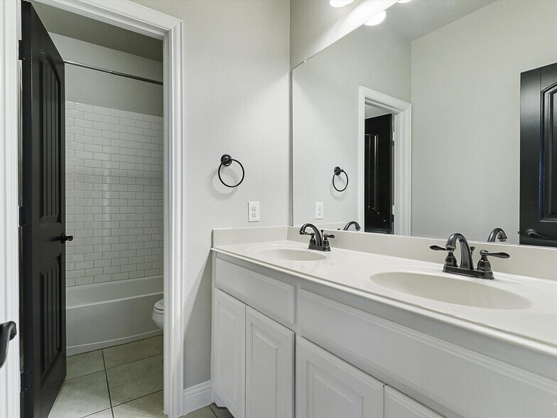 Building Photo - 2618 Thayne Dr