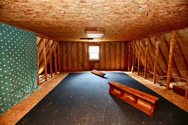 Building Photo - AVAILABLE EARLY MAY, Charming ranch home with front porch in Castle Heights!