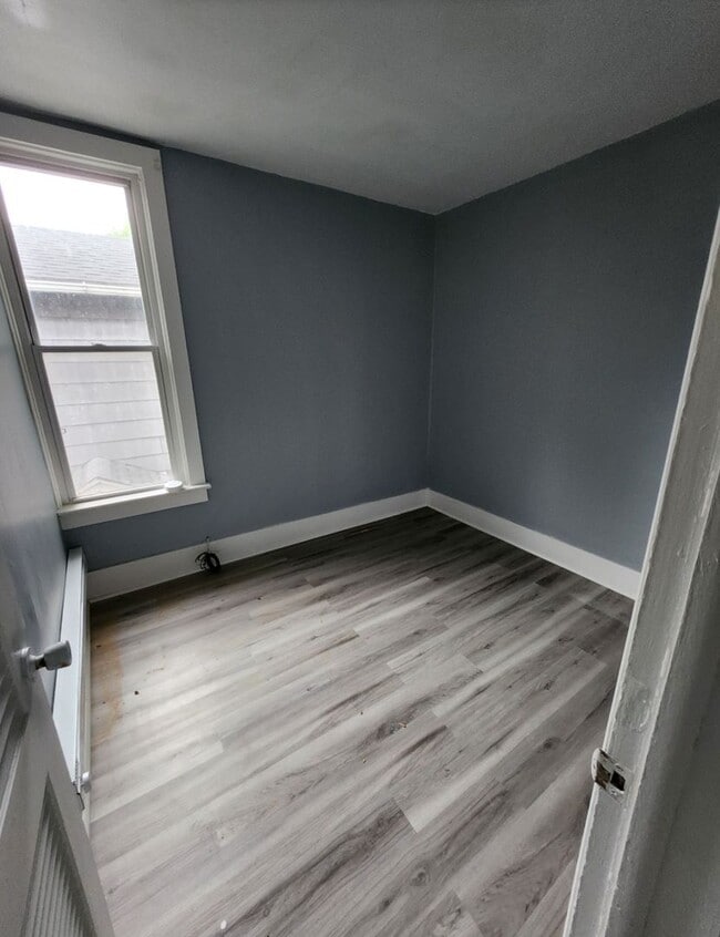 Building Photo - Upper 3 bedroom unit