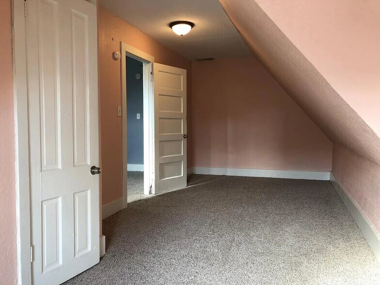 Building Photo - 1741 N Farwell Ave