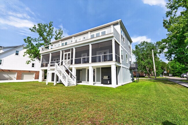 Building Photo - 415 Sassanqua Dr