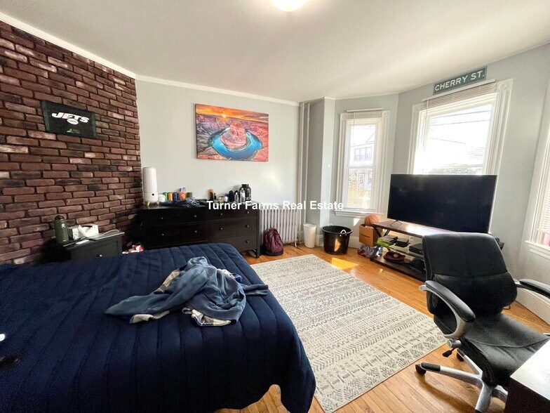 Building Photo - 38 Cherry St