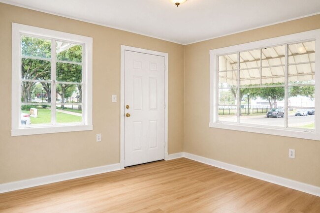 Building Photo - 1 Bedroom, 1 Bathroom Home for Rent in Zephyrhills!
