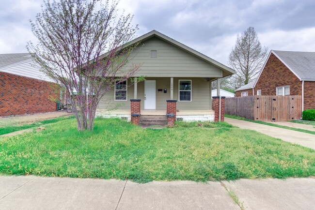 Building Photo - N Denver Ave  Duplex