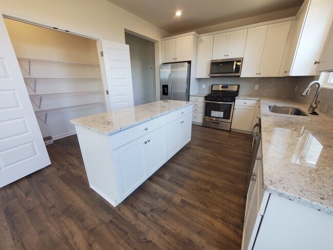 Building Photo - Beautiful, like new home in Mt Juliet with...