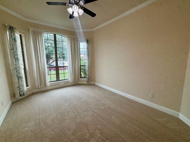 Building Photo - 2501 Speidel Dr