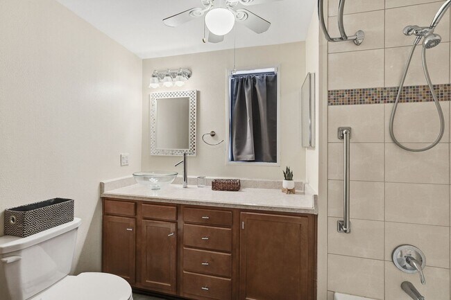 Building Photo - Charming Furnished, 55+ Community in Green Valley!