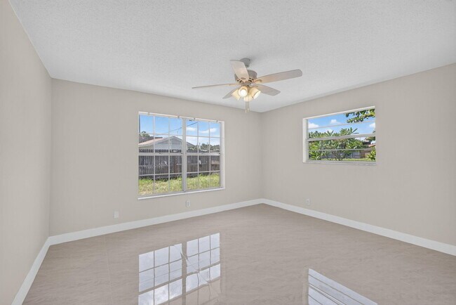 Building Photo - 3943 Roan Ct W